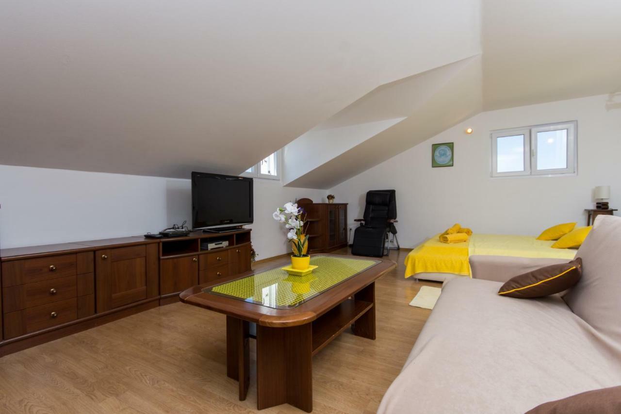 Apartmani Zana オクルグ・ゴルニ エクステリア 写真
